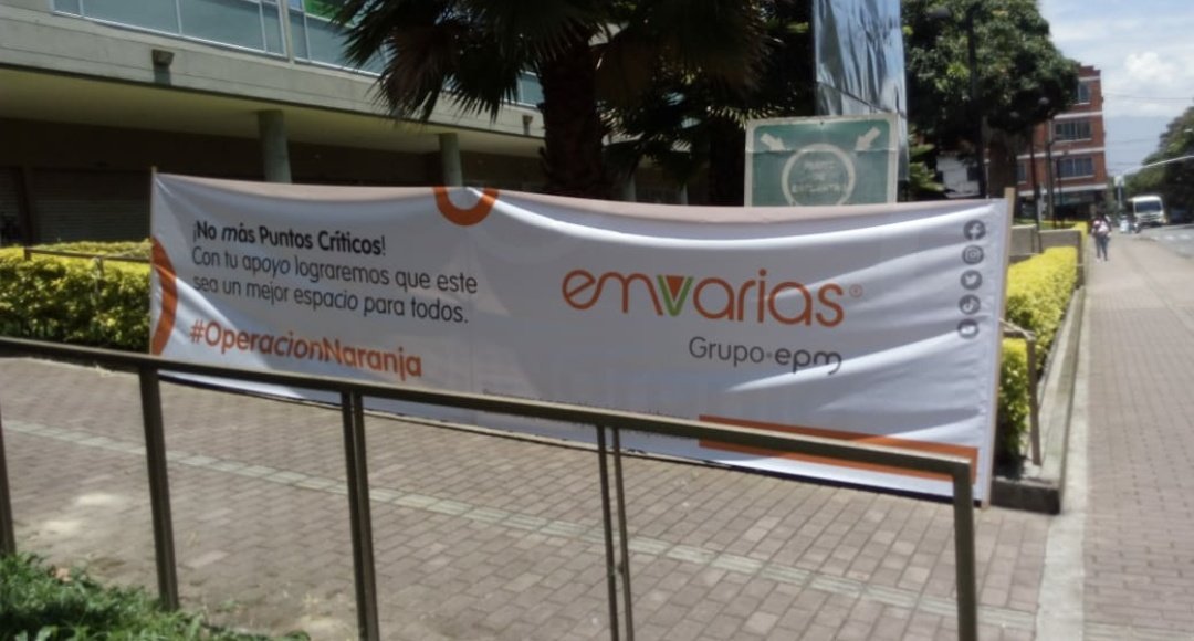 ConsejoC16's tweet photo. El equipo de @Emvarias junto con líderes ambientales de la comuna 16 - Belén estuvieron realizando limpieza al corredor de la 76, sin embargo, apenas se fue el personal de limpieza algunas personas de la comunidad sacaron nuevamente basuras. Un llamado a la cultura y cuidado. https://t.co/QSRcs7Qnxv