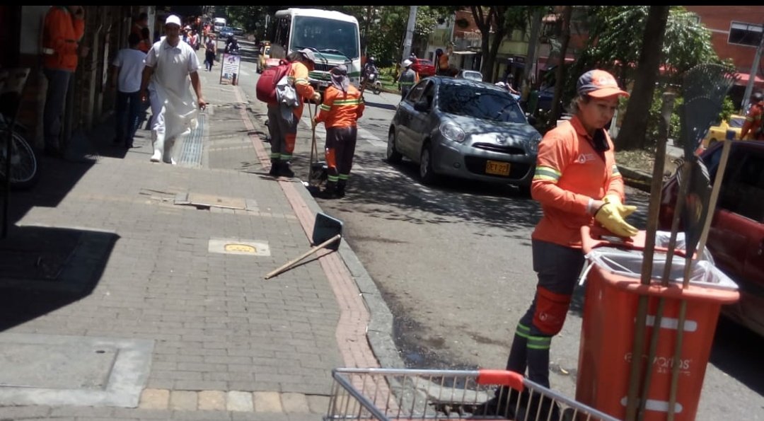 ConsejoC16's tweet photo. El equipo de @Emvarias junto con líderes ambientales de la comuna 16 - Belén estuvieron realizando limpieza al corredor de la 76, sin embargo, apenas se fue el personal de limpieza algunas personas de la comunidad sacaron nuevamente basuras. Un llamado a la cultura y cuidado. https://t.co/QSRcs7Qnxv