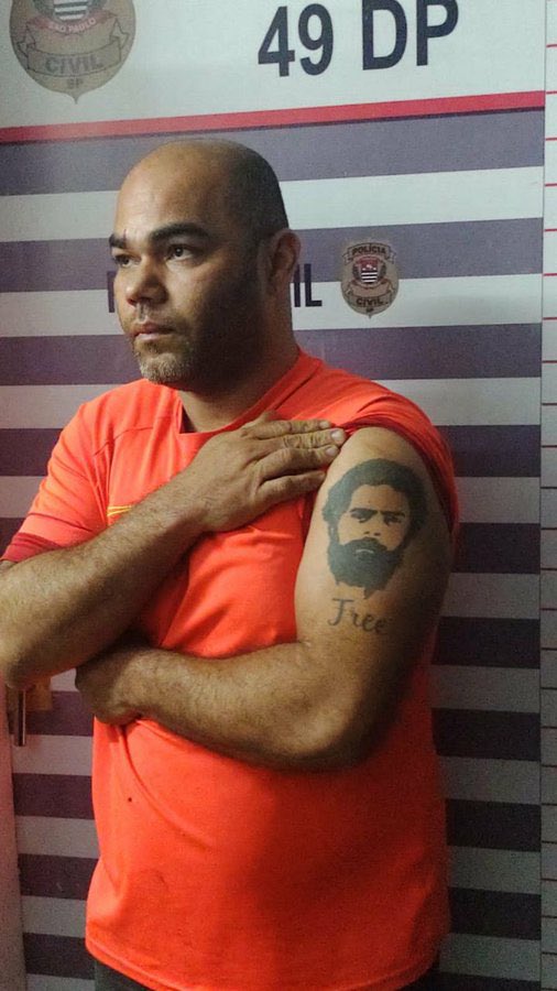 Querem jogar na conta do Bolsonaro. Mas por algum motivo perderam o interesse quando saiu a foto do assassino da mulher e de seu próprio filho…