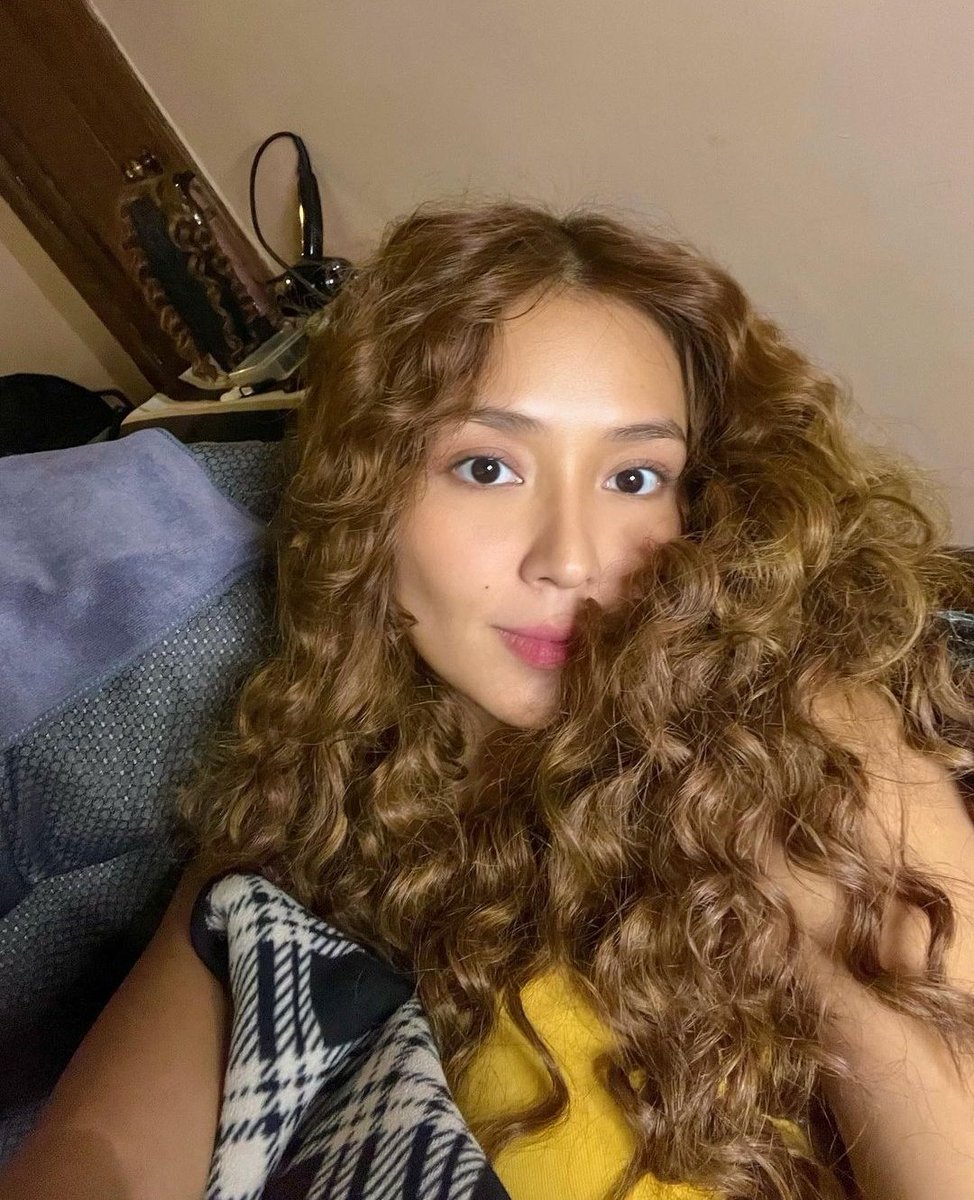 moonchandria's tweet photo. Kaya naman pala napa-selfie si Ali nito. 💛🌻
@bernardokath 

#KathNiel https://t.co/0DNPSD42GB
