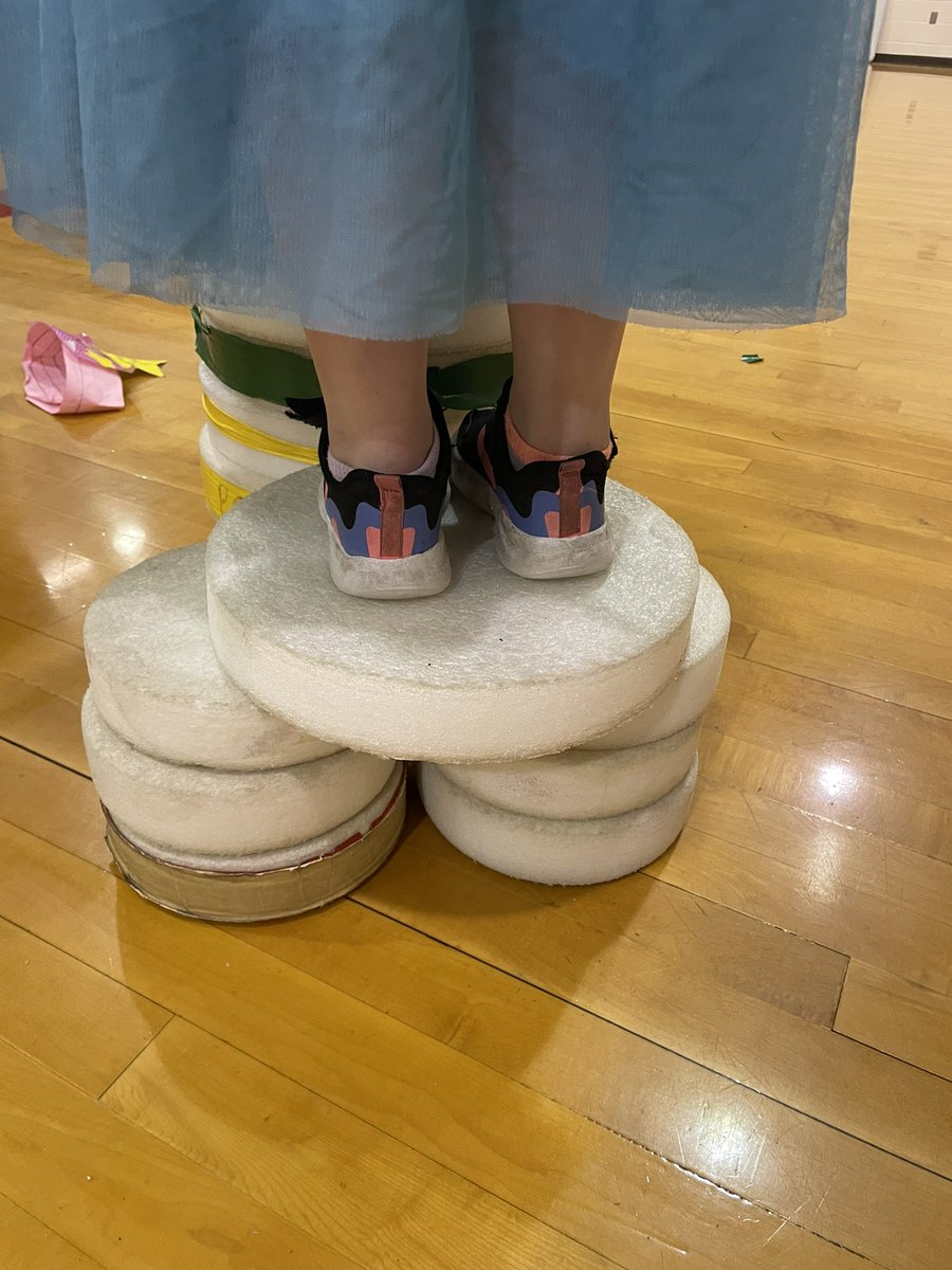 lisapierce5825's tweet photo. Kindergarten engineering 101.. when you’re not tall enough to keep building you find a solution. #WeAre409 @AtchisonPublic @AESPhoenix https://t.co/auzAKhM5Zb