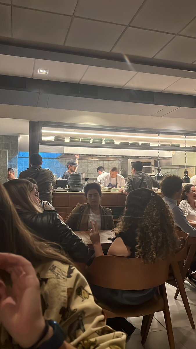 caroljacques91's tweet photo. Ontem tivemos um jantar romântico pq somos românticas 😂 @caroldepaula92 https://t.co/2rwzZWGiis