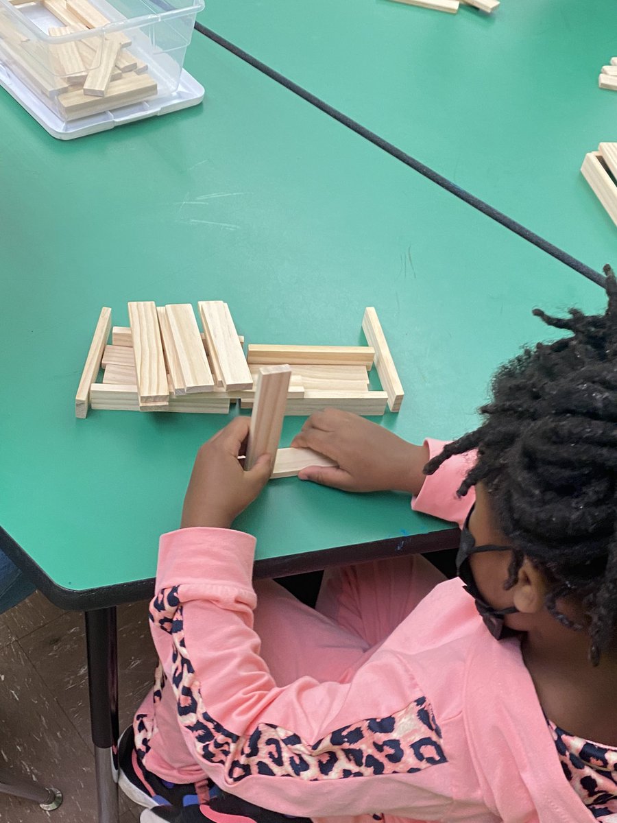 MrsBuggsLife's tweet photo. These @FieldElementary Falcons are loving our new #STEMbins in the STEAM Lab. Thanks @JCPSSuper for the @AmazonBusiness account so we can get supplies into our kiddos hands fast! https://t.co/MJS1LWoHmR