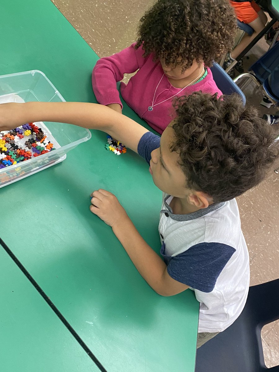 MrsBuggsLife's tweet photo. These @FieldElementary Falcons are loving our new #STEMbins in the STEAM Lab. Thanks @JCPSSuper for the @AmazonBusiness account so we can get supplies into our kiddos hands fast! https://t.co/MJS1LWoHmR