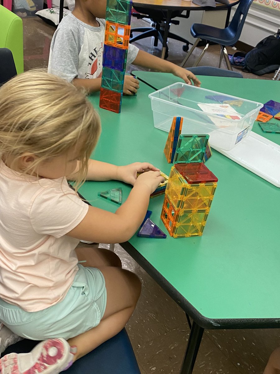 MrsBuggsLife's tweet photo. These @FieldElementary Falcons are loving our new #STEMbins in the STEAM Lab. Thanks @JCPSSuper for the @AmazonBusiness account so we can get supplies into our kiddos hands fast! https://t.co/MJS1LWoHmR