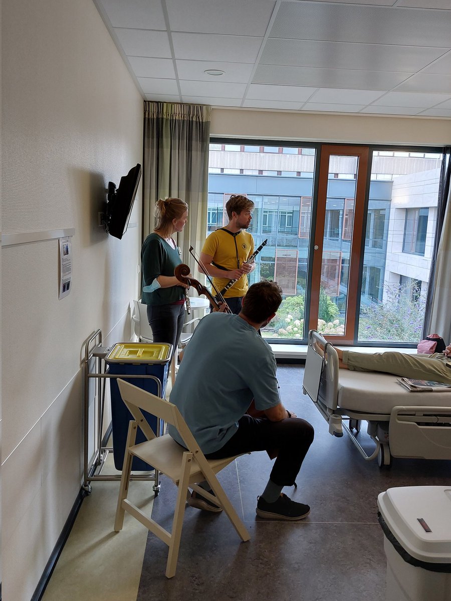 luciennederoos's tweet photo. Livemuziek in het ziekenhuis? Muziek is geen geneesmiddel, maar kan helpen klachten voortkomend uit ziektes te verminderen. Met #promimic onderzoeken we effecten van livemuziek aan bed @Art_Society vandaag in @HMCzorg Antoniushove @KonContweets https://t.co/omuFmk8ujM