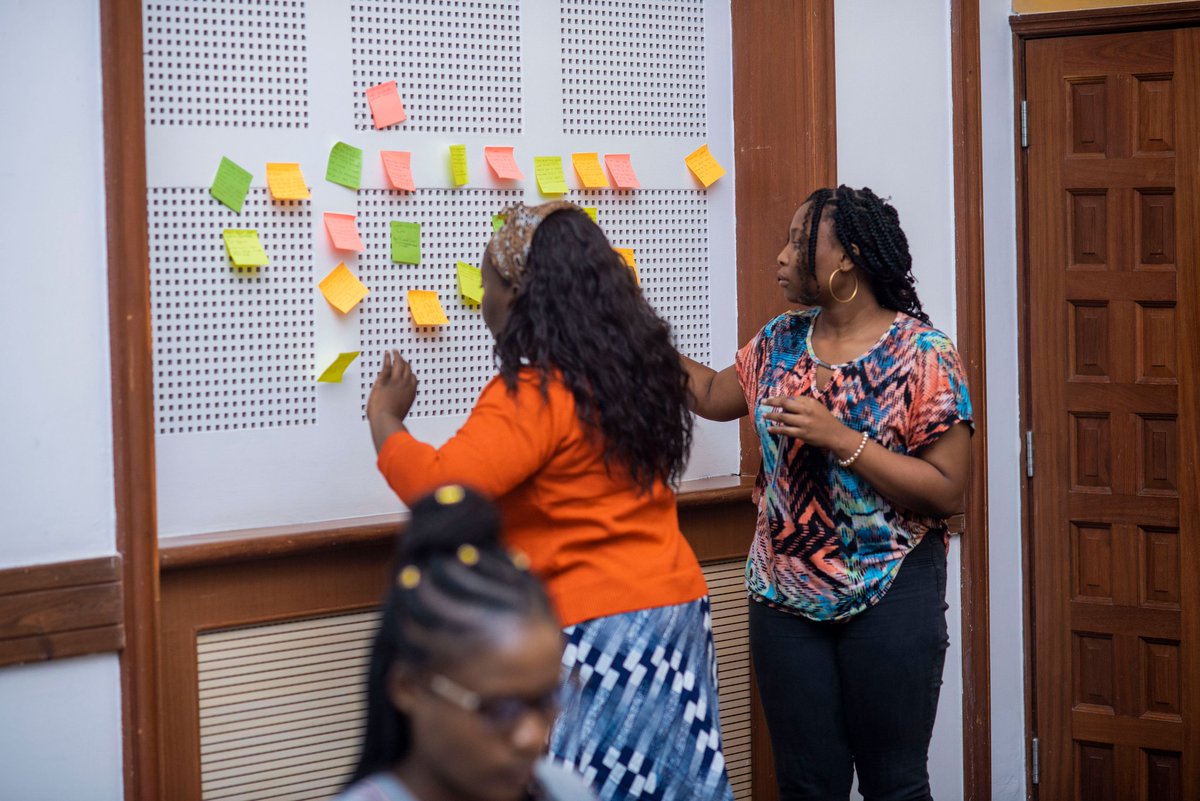 Creating a feedback board at the #AruWSIG5 #womenontheweb <a href="/KsGEN3/">KsGEN</a> day two.