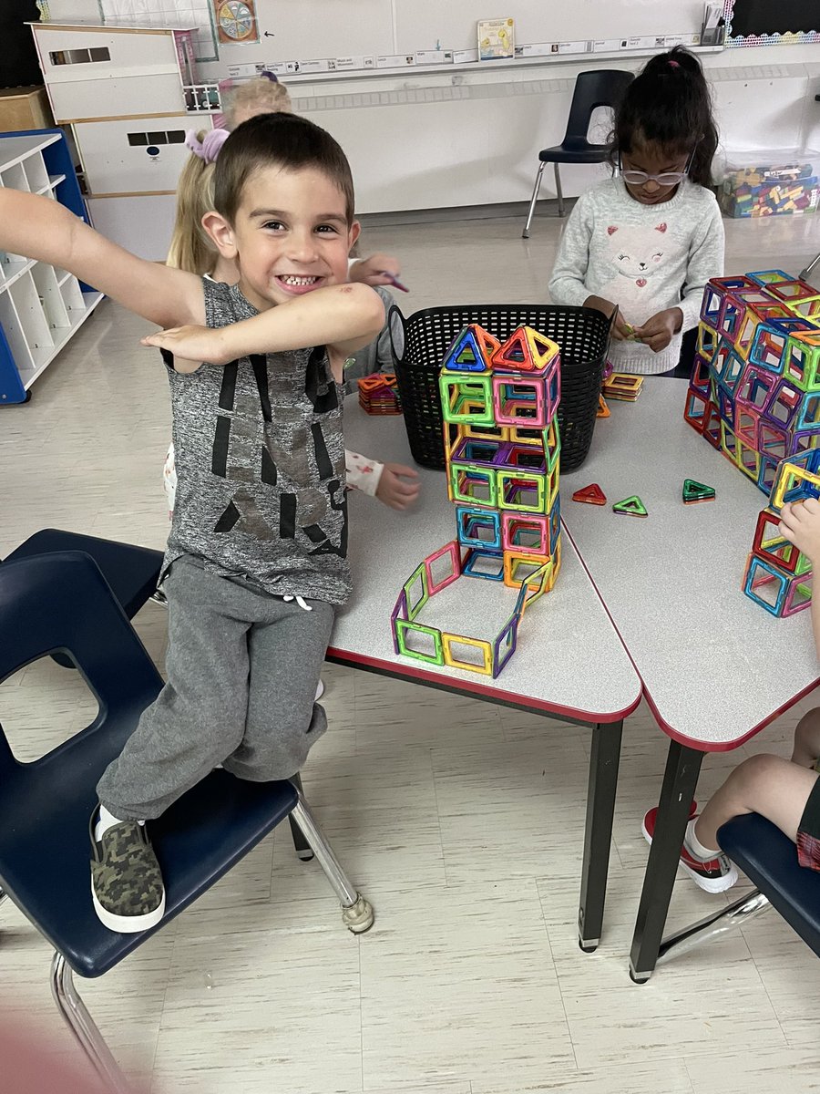 BeaubienLollar's tweet photo. We do love to build in here #buildingfriendshipstoo @Southview_LDSB https://t.co/qrTikCQGoo