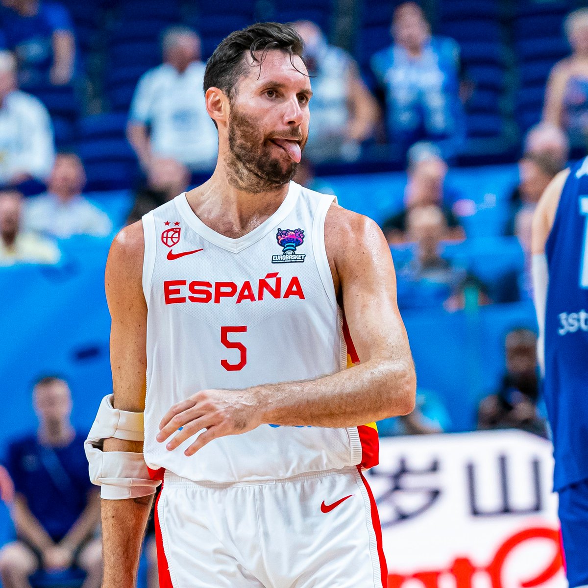 ACBCOM's tweet photo. La locura de Rudy Fernández paso a paso
🤪🤪🤪

📸 @BaloncestoESP | @rudy5fernandez https://t.co/RRPSGnROUP