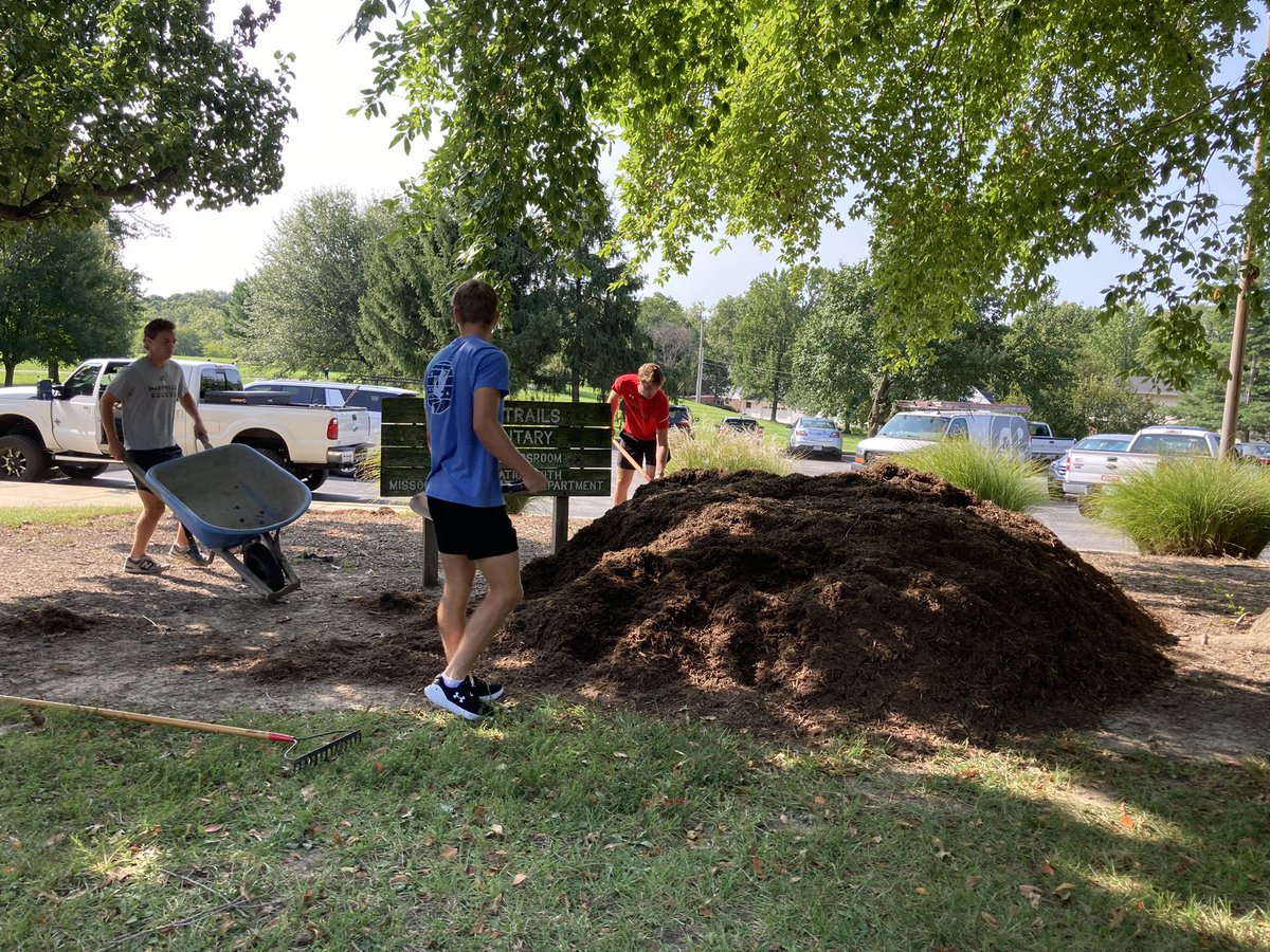 MaryvilleSoccer's tweet photo. Teamed up to help the gators of Green Trails! Thanks to Maryvile alumni Dr. Ging and Mrs. Niles.
๐งนโ
#MRO22 #SaintsSoccer https://t.co/EQD2TnQn5l