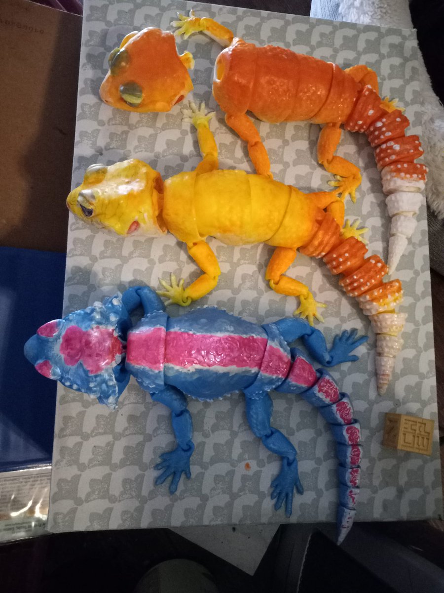 kilynntor's tweet photo. 3D Print in Place Leopard Geckos and Bearded Dragon in various stages of painting. Lighter Gecko w/sketch lines on its head for planned spots. @MatMire_Makes #3DPrint #leopardgecko #beardeddragon #paintedmodels #art https://t.co/zvrHLgAVhc