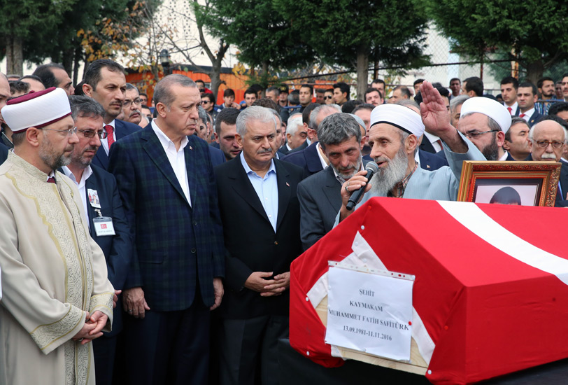 6 yıl önce şehit kaymakamımız Muhammet Fatih Safitürk’ün tezkiyesini ve helalliğini ben yaptırmıştım, babası Asım Safitürk hocamız da namazını kıldırmıştı. 
Asım Safitürk hocamız bugün Hakk’a yürüdü. Mekanları cennet, makamları âlî olsun.