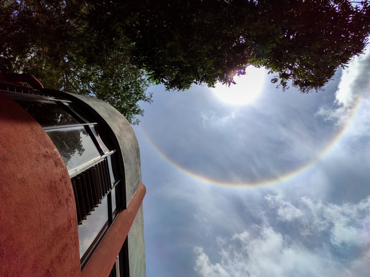 FMOcc_UES's tweet photo. 🏫🤩 | Vista de halo solar desde la FMOcc UES

📚☀️ | Un halo solar es un fenómeno meteorológico y óptico que se produce por la refracción de cristales de hielo que están en suspensión en la troposfera. https://t.co/7j91f2asFF