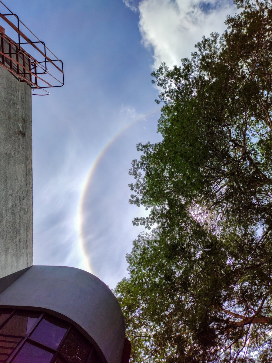 FMOcc_UES's tweet photo. 🌈☀️ | Un arcoíris se produce por gotas de agua en suspensión, es decir, lluvia o llovizna. Mientras que los halos solares son generados por cristales de hielo. https://t.co/Pausx5rkqP