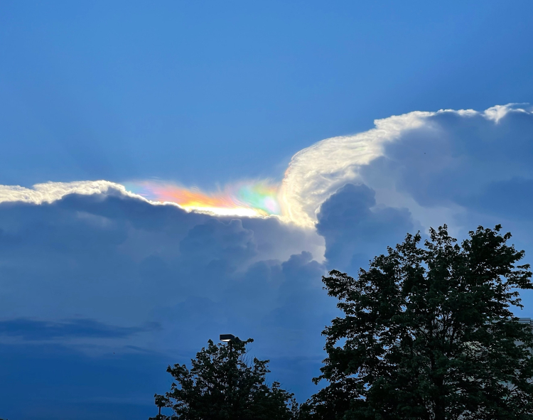 Photographer: Linsday Hank

The photo shows a particularly colorful, pileus type cloud was taken from Ashburn, Virginia, as a thunderstorm approached just before 7:00 p.m. local time on August 9, 2022.

epod.usra.edu/blog/2022/09/p…