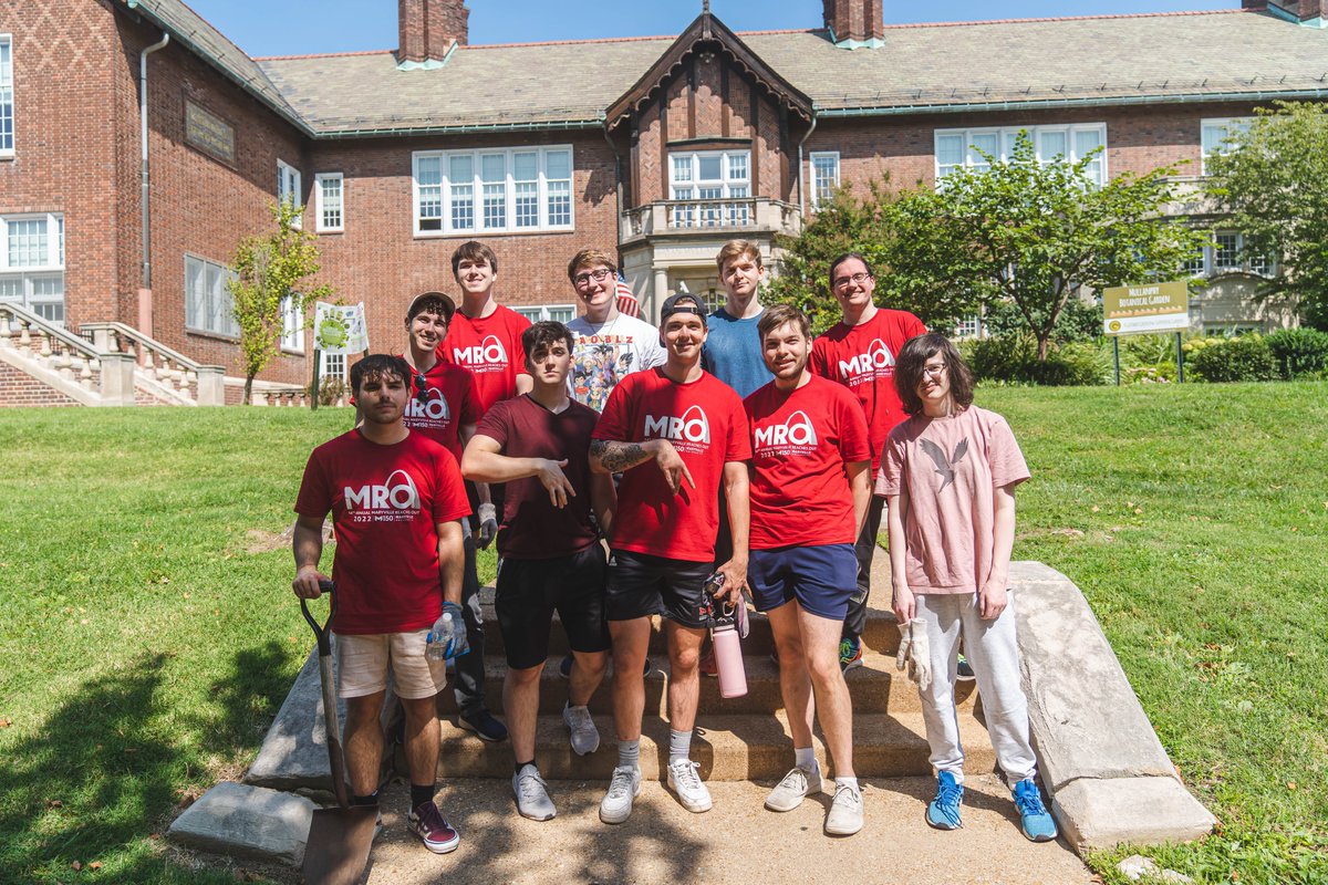 MaryvilleGG's tweet photo. We touched grass today.๐ณ
The Maryville Esports program split up into groups and did some community outreach today for Maryville Reaches Out #MRO22 https://t.co/7IaBp2DKLL