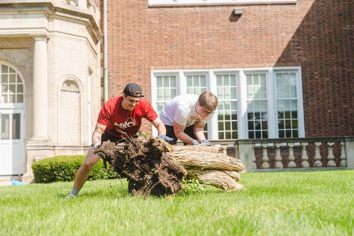 MaryvilleGG's tweet photo. We touched grass today.๐ณ
The Maryville Esports program split up into groups and did some community outreach today for Maryville Reaches Out #MRO22 https://t.co/7IaBp2DKLL