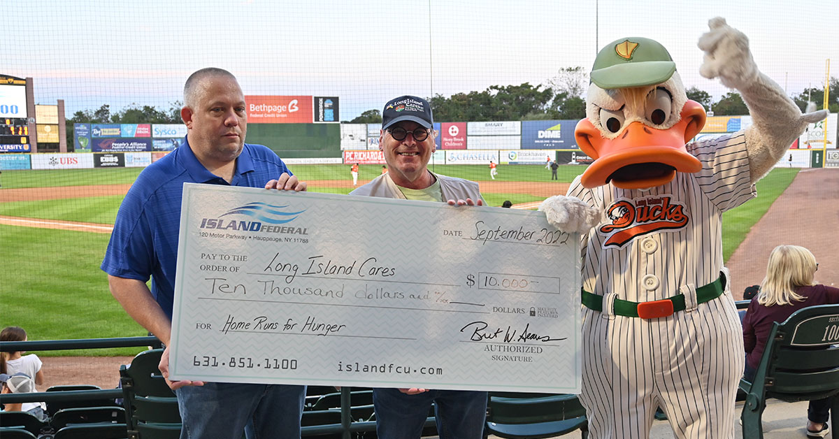 #Thankyou so much to <a href="/IslandFederal/">Island Federal</a> and <a href="/LIDucks/">Long Island Ducks</a> for your "Home Runs for Hunger" campaign! During the season, Island Federal pledged to #donate $100 for every Ducks #homerun! They raised a grand total of $10,000 to help feed our neighbors in need!