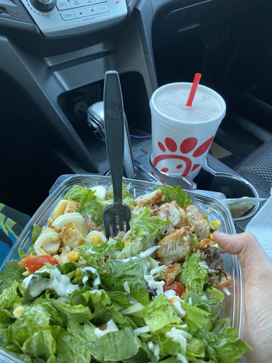 JanicaTerrell's tweet photo. What’s for lunch?

I’m eating @ChickfilA! 🥗🥤

What are y’all eating?

#WhatsForLunch https://t.co/wzhMMAejvN