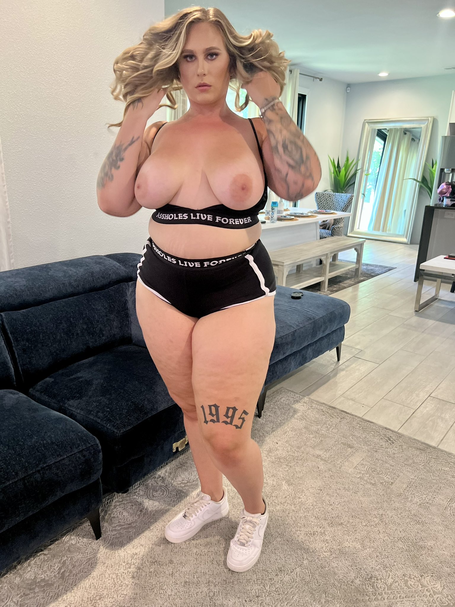 2 pic. It’s Tuesday 😈 how’s your day going? https://t.co/i40YT0JEQJ
