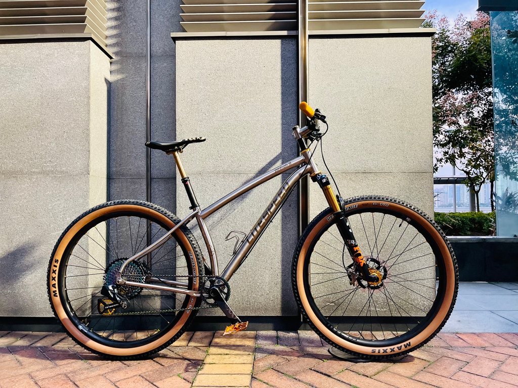 Litespeed_Bike's tweet photo. Frame builds FTW! There's nothing we adore more than seeing what YOU can create... frame-up with a Litespeed! And this Pinhoti III build is a thing of beauty. #TitaniumTuesday
Head to the Litespeed Instagram to see the full breakdown.
https://t.co/nh8gzWSZOU
#LegendaryTi https://t.co/lR3i9L5u09