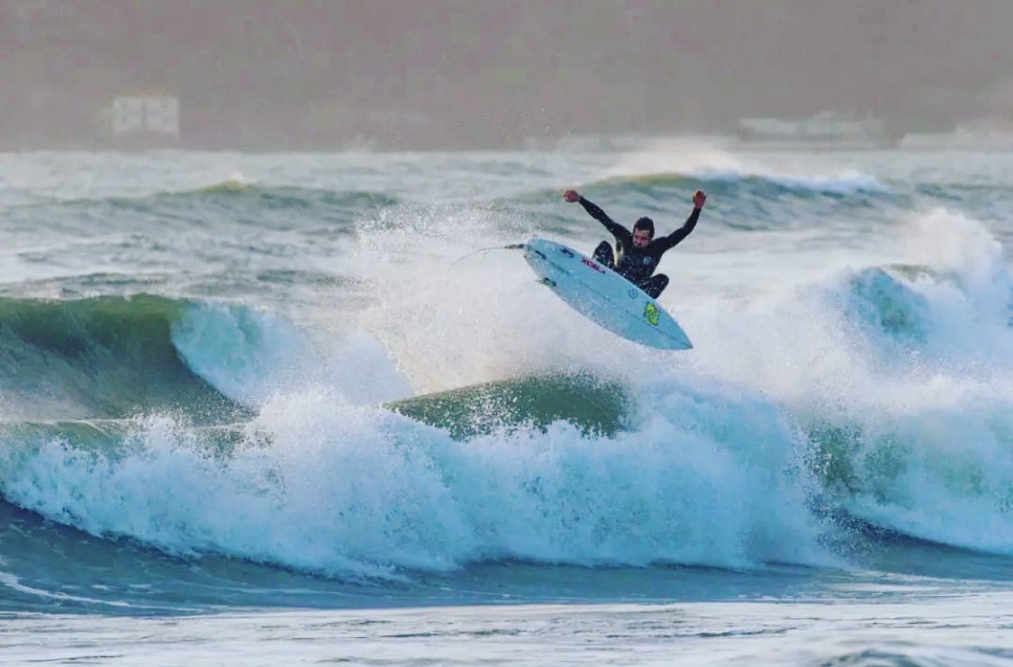 So many things we love about this #surfpic 
#peakseverywhere #lovebeachbreaks #backyardfun 

#mediterranean #mediterraneansea #surfingthemediterranean #swell #italiansurf #surfing #surfingitaly #surfitaly #wave  #surfsup #surfshots #surfshot #italiansurf #italia #goingbig