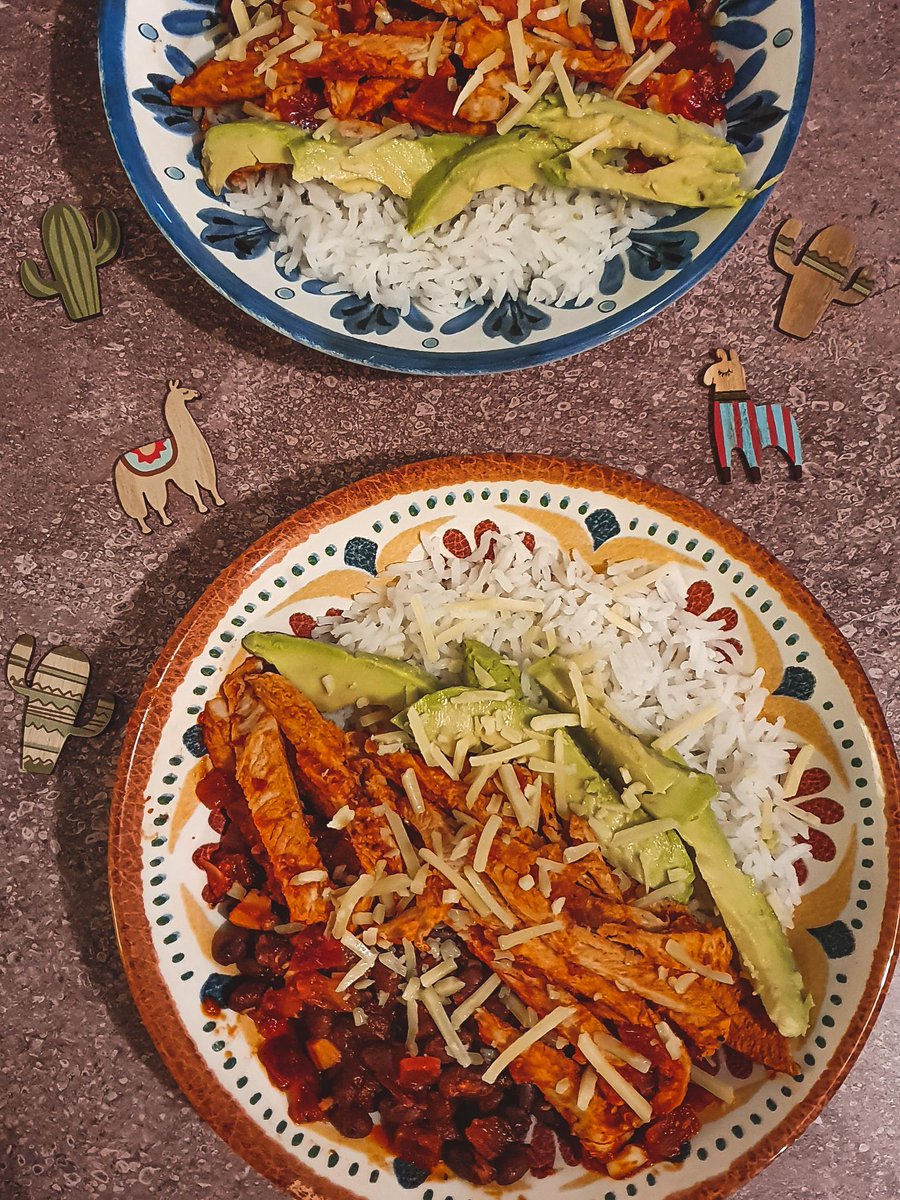 Aujourd’hui, je vous emmène au Mexique avec cette #recette haute en saveurs de bowl tex-mex à la dinde et aux haricots noirs. En plus d’être savoureuse, elle est très colorée. Un vrai plaisir pour le palais et les yeux !
gourmicom.fr/recette-bowl-t… #cuisine #sansgluten #blog