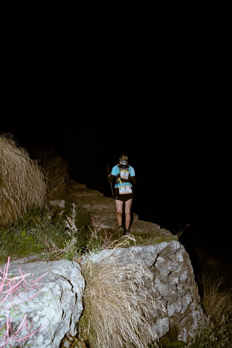 TerritorioTrail's tweet photo. #TOR2022 | A punto de adentrarse en la tercera noche del @TDG_trail Sílvia Trigueros mantiene el liderato femenino en el k237 y es séptima scratch. Su ventaja con Sabrina Verjee ahora se ha reducido a 14’. 

Jonás Russi podría entrar en meta como vencedor esta madrugada. https://t.co/Jln8zlSITt