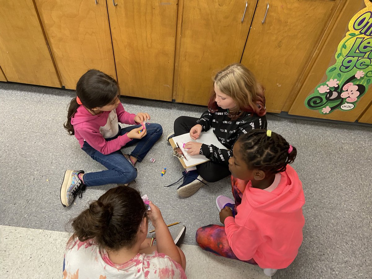 McWilliamMonkey's tweet photo. 4/5C had so much fun conducting our science experiment today…using a #venndiagram or a  #Tchart to compare/contrast 2 different kinds of bubble gum…who knew science could be so bubblicious!!! @JAMMustangs https://t.co/MN4RCGXXJj