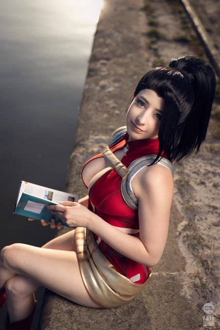 What are you reading lately ? 

📸 @MHPhotoTweets 
📕Momo cosplay #MyHeroAcadamia https://t.co/DZFf8So