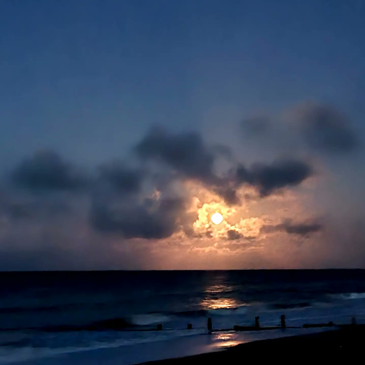 BarbaraCossey's tweet photo. #moonlight #Norfolk #bignorfolksky #Walcott #beach #seaside #walcottbeach #northnorfolk #norfolkbeach #twilightbeach https://t.co/IjY5XgiDeR