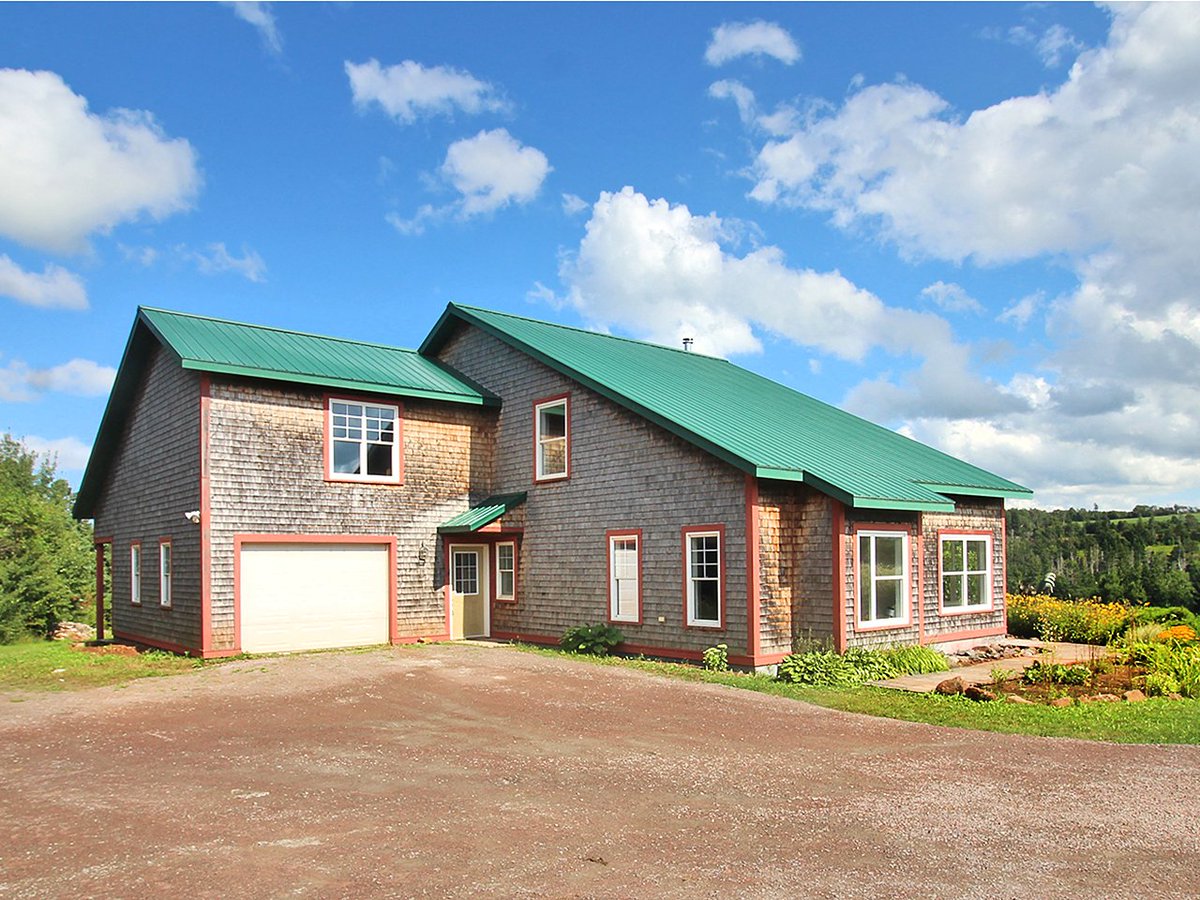 PEIForRent's tweet photo. New Sale Listing:
Your own private Executive retreat, 21+ acres. Custom-built move-in ready 2BR / 2.5BA + possible 3rd &amp; 4th bedrooms. Open concept, soaring ceilings, big outbuilding...a must-see!
Details: https://t.co/pmifh53vII
YouTube: https://t.co/NQSX4JSDPj
#PEI #RealEstate https://t.co/Q1xCYxVdTn
