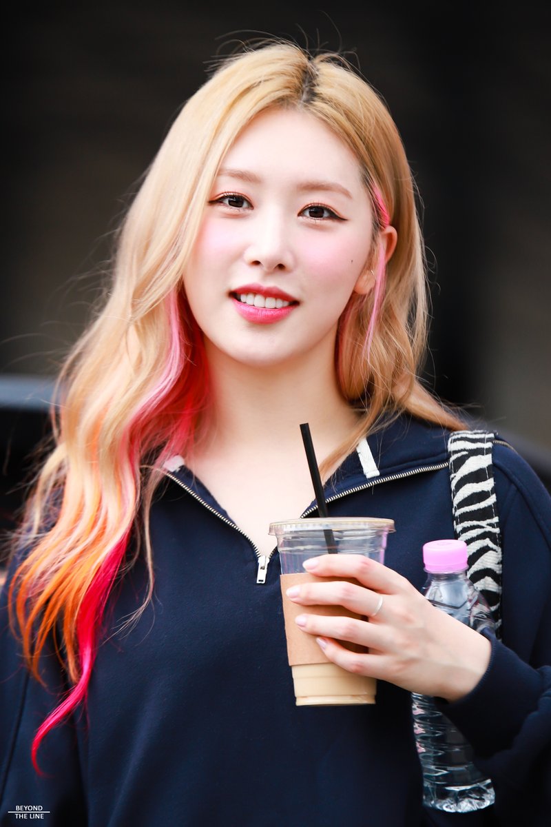 Beyond_TheLine_'s tweet photo. 220815 국가가 부른다 

언제나 보고 싶은 헤즈

#Hezz #헤즈
#Hezz_Churup #Churup
#홍의진 #HONGEUIJIN #SONAMOO #UNI_T https://t.co/Jeqk8y5Y95