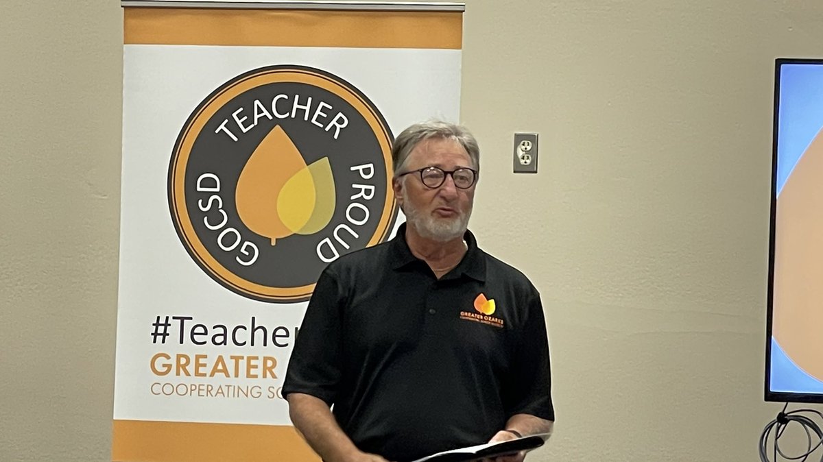 GrossKathy's tweet photo. It’s a room full of amazing experience as @GOCSDMO sponsored a lunch for MO retired Superintendents. Thanks @LRSDWildcats for the wonderful venue&amp; thanks @HoneyBakedHam for the yummy boxed lunches. See pics #ispyaHSclassmate #ispymyDUPres  #thanks4urservice #publicschools https://t.co/Wu2E9RE48d