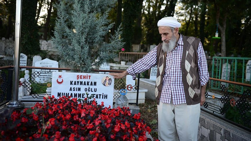 6 yıl önce PKK'nın şehit ettiği kaymakam Muhammet Fatih Safitürk’ün babası Asım Safitürk vefat etmiş.

Allah tahmet eylesin. 

Yıllar önce Suriye ve Lübnan'da bir hafta boyunca birlikte dolaşmıştık.