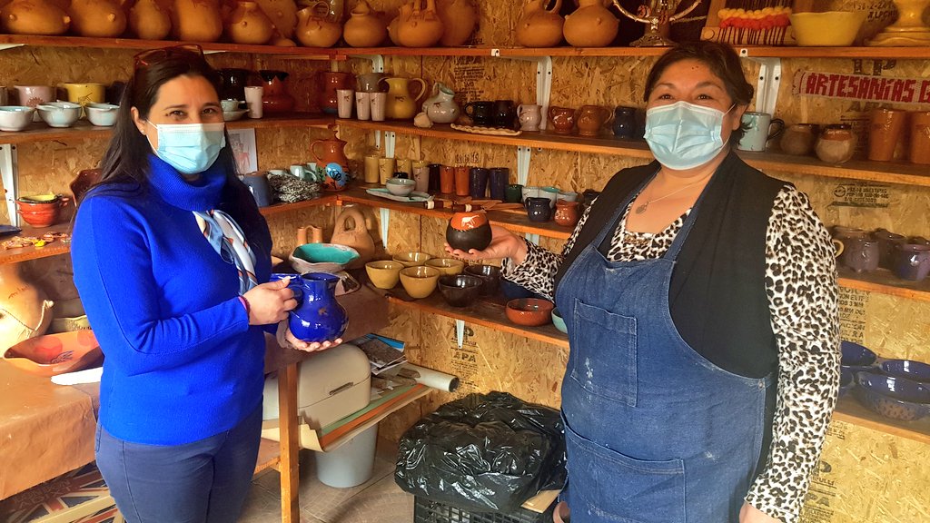 Fosis_Aysen's tweet photo. [HOY] Visitamos Gladys Alarcón, reconocida artesana en greda de #PuertoIbáñez, donde pudimos conocer todo el trabajo, rescate cultural e identitatio que hay detrás de los productos que elabora esta emprendedora, que está participando de la #FondaFOSIS en la región de #Aysén. https://t.co/JxV9jby2Bd