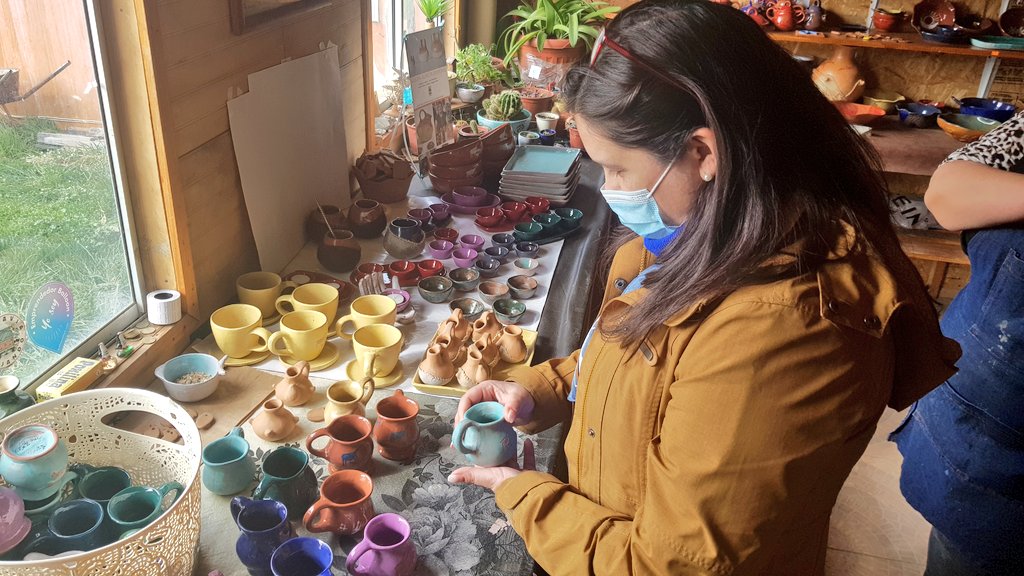 Fosis_Aysen's tweet photo. [HOY] Visitamos Gladys Alarcón, reconocida artesana en greda de #PuertoIbáñez, donde pudimos conocer todo el trabajo, rescate cultural e identitatio que hay detrás de los productos que elabora esta emprendedora, que está participando de la #FondaFOSIS en la región de #Aysén. https://t.co/JxV9jby2Bd