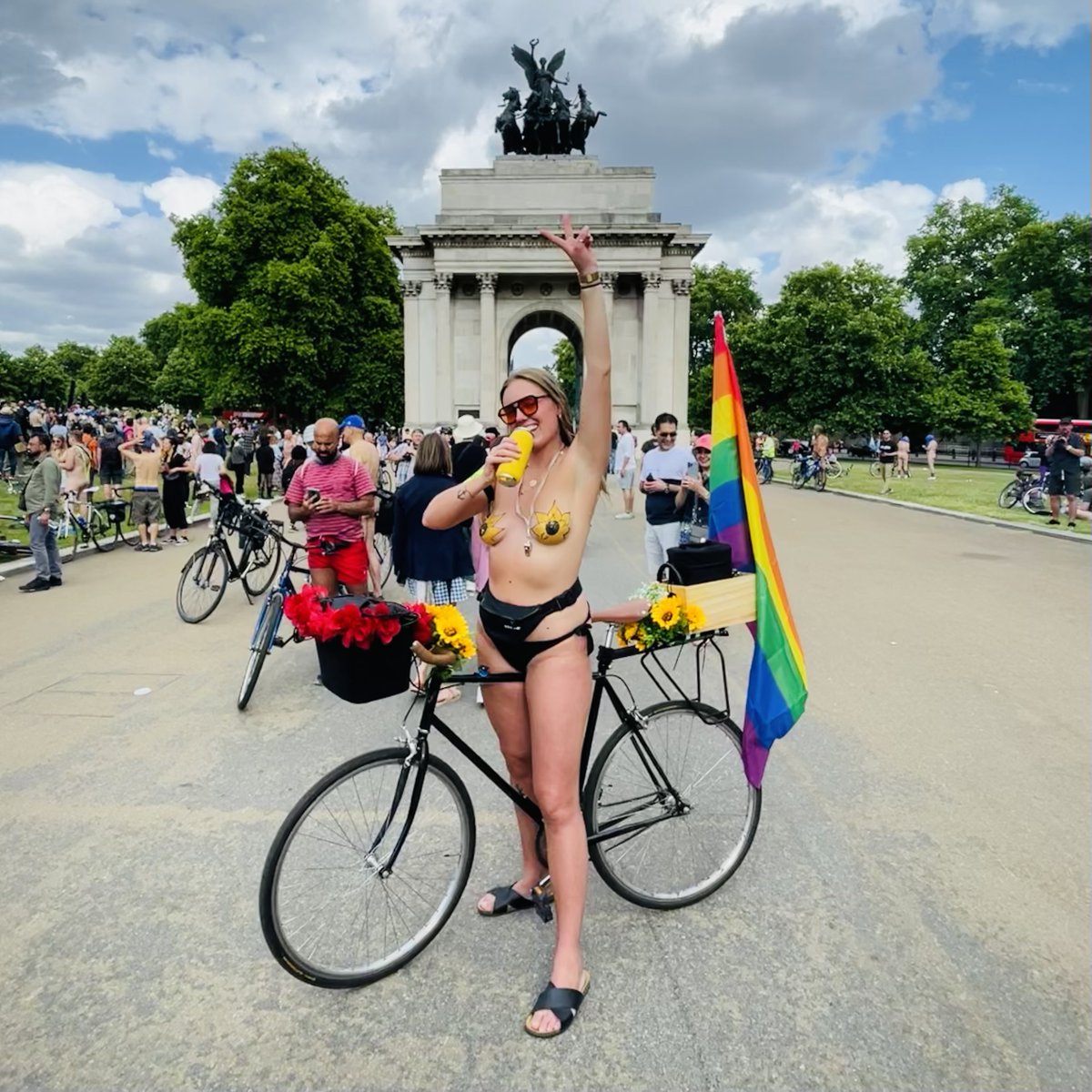 This Sunday 18th is the London Fancy Women Bike Ride QEII special! Meeting at Westminster Cathedral ready to ride for 2pm

Disclaimer: This photo was the world naked bike ride. The fancy women bike ride will be... how do I put this? Fancy! 

@londonbikeride #LondonCycling 🌻🌹🚲