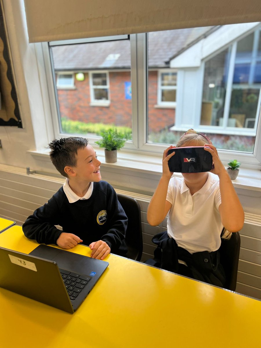 SullyPS's tweet photo. In #SPSyear3 we have started our new topic ‘Where the Wild Things Are’ by getting together to explore different habitats in virtual reality. #SPSDCF #SPScurious #SPSscienceandtechnology https://t.co/DMHAAOO5G6
