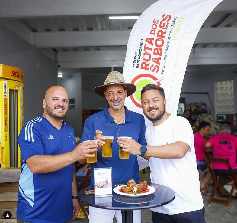 VisiteNovaLima's tweet photo. Ele provou e aprovou!!! 😋
Neste domingo o Prefeito @joao_dieguez  experimentou um dos pratos inscritos no Festival Rota dos Sabores ao lado dos prefeitos de Rio Acima e Raposos.
E vc, vai ficar fora desta? Venha prestigiar a culinária de Nova Lima! #FESTIVALROTADOSSABORES https://t.co/Lsru5CoxcN
