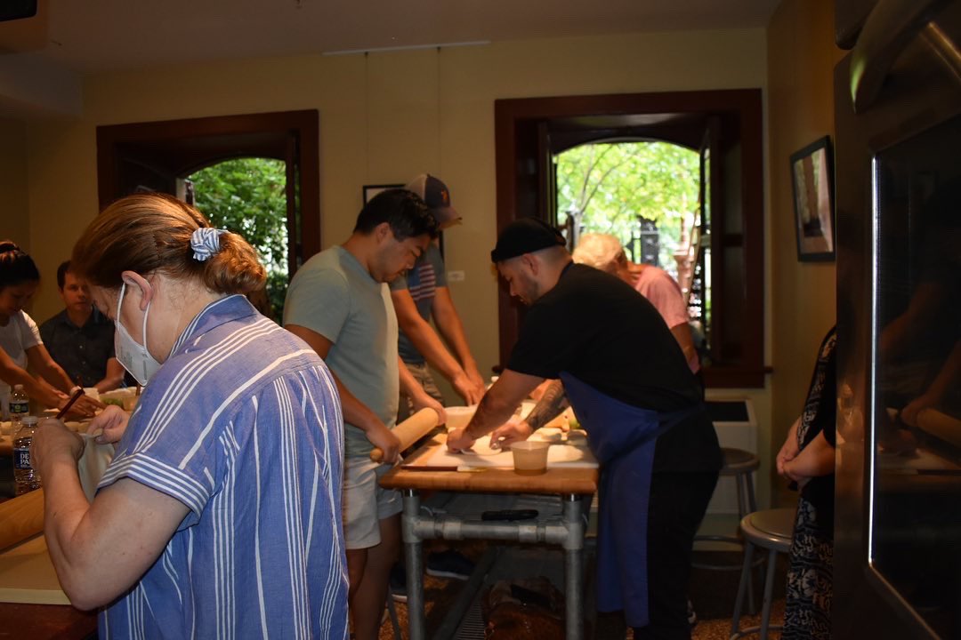HillCenterDC's tweet photo. On Saturday, Chef Erik Bruner-Yang joined us to lead a Taiwanese-inspired class celebrating the Mid-Autumn Festival (also called the Moon Festival). 🥮👨🍳🇹🇼
#taiwanesefood #taiwanesecooking #midautumnfestival #moonfestival #washingtondc #hillcenterdc #cooking #taiwan #masterchef https://t.co/QyyqsrfhqT