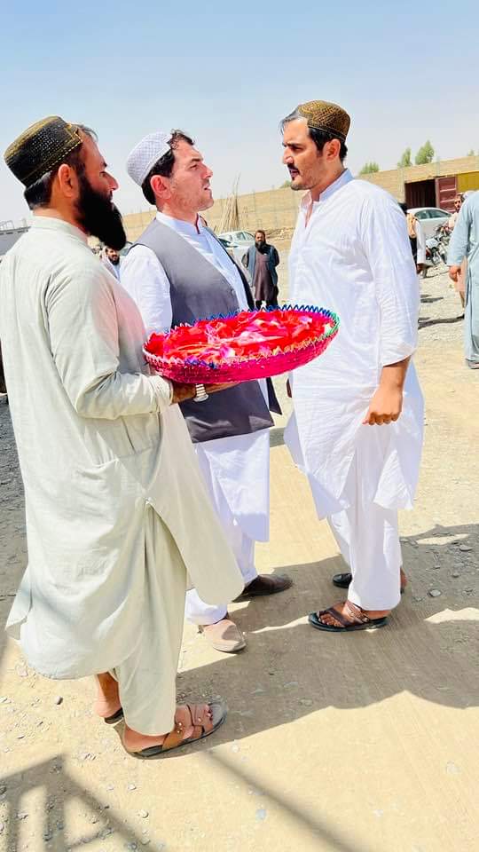 SamiUlfutt9998's tweet photo. نن #ویښ_سپین_بولدک #کندهار_ولایت کی د #حاجی_محمد_سلیم  په نامه یو #تاجر ډیره #ښه او لوﺉ #منډی #افتتاح وکړل ۔  #مننه کؤو چی زموږ په #هیواد #افغانستان کی وس هم د حاجی محمد سلیم غوندی ښه او #زړه ور #تاجر سته۔ #تل_دی_وی_افغانستان
@AgZiarmal @bbcpashto https://t.co/4b55d6W6bd