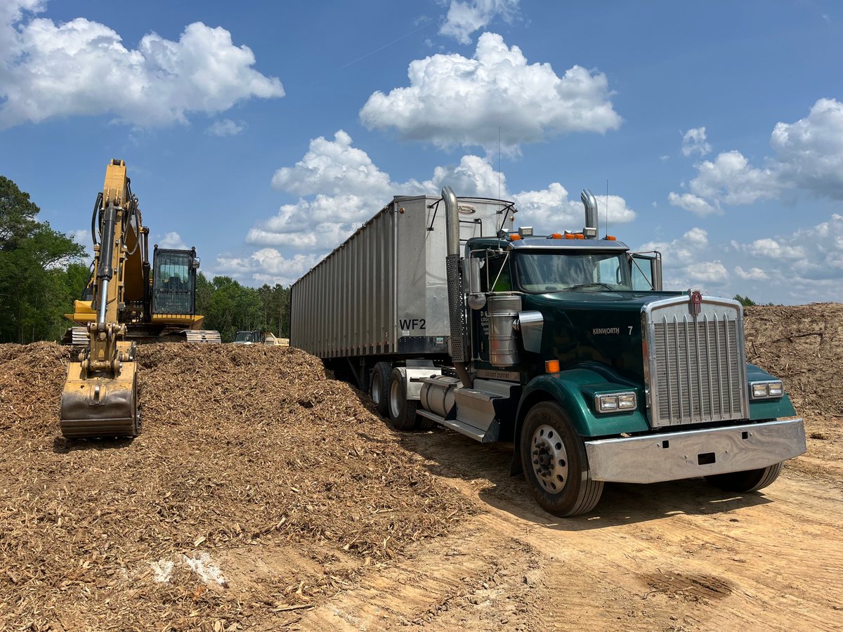 djloggingnc's tweet image. Sharing a few photos of our awesome trucker drivers in action this #NationalTruckDriverAppreciationWeek! We couldn't do it without you!