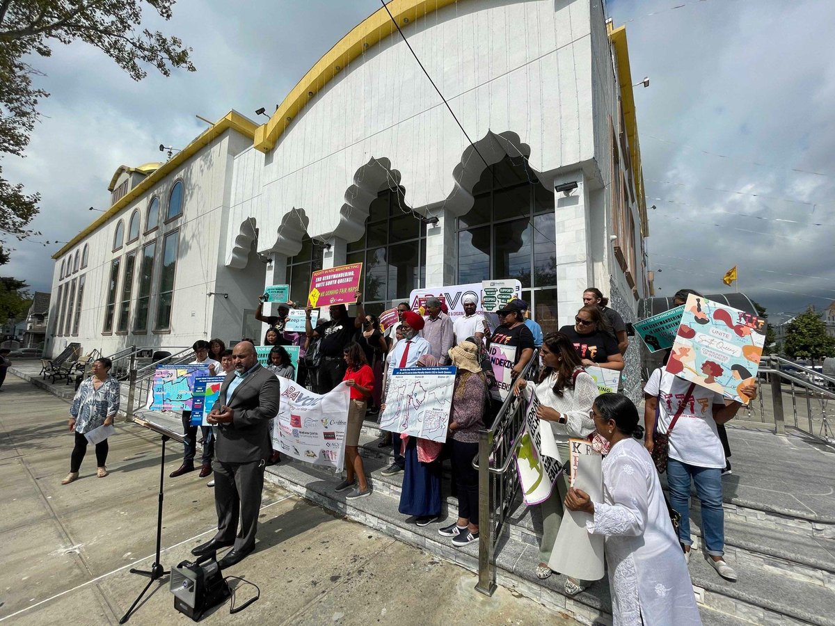 DesisRisingUp's tweet photo. Earlier today in Richmond Hill at the 118th St. Gurudwara, as a part of @apavoicenewyork we called on @DistrictingNYC to adopt the #UnityMap to keep Punjabi, Bangladeshi, and Guyanese communities together in one city council district! https://t.co/KmbVBM3foo