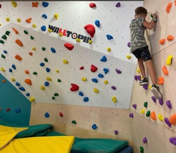 Estrenem el Rocòdrom a l’escola. Volem agrair a @afaescolapauvila aquest regal i tot l’esforç i seguiment tot aquest temps. Estem encantats de tenir el primer rocòdrom <a href="/WalltopiaBG/">Walltopia</a> d’Espanya. Moltes gràcies per col•laborar #gràcies #rocodromalescola #encantats #elsnensinenesmés