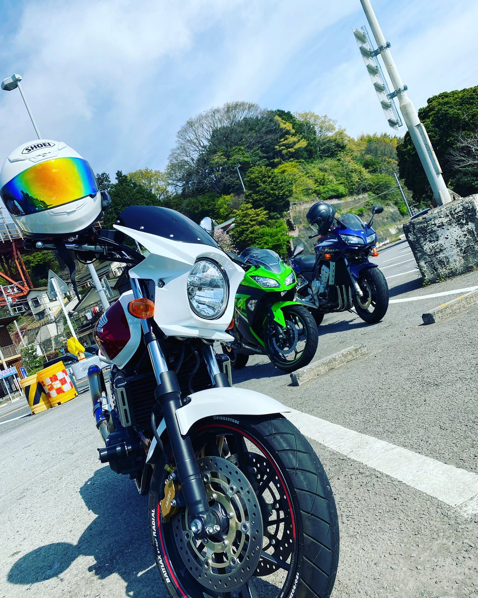 RISEE10's tweet photo. スーフォア乗ってる人いませんか〜？
いたらいいねでもいいしリプでもいいから教えてください😊ちなみに僕のスーフォアちゃんも載せときますw(ちょっと前の写真だから今と若干違いますけど！)今はセパハンにした���らカウルも外してますw😂
＃バイク乗り
#バイク好き
＃スーフォア
#cb400sf https://t.co/iBnQgsEa6B