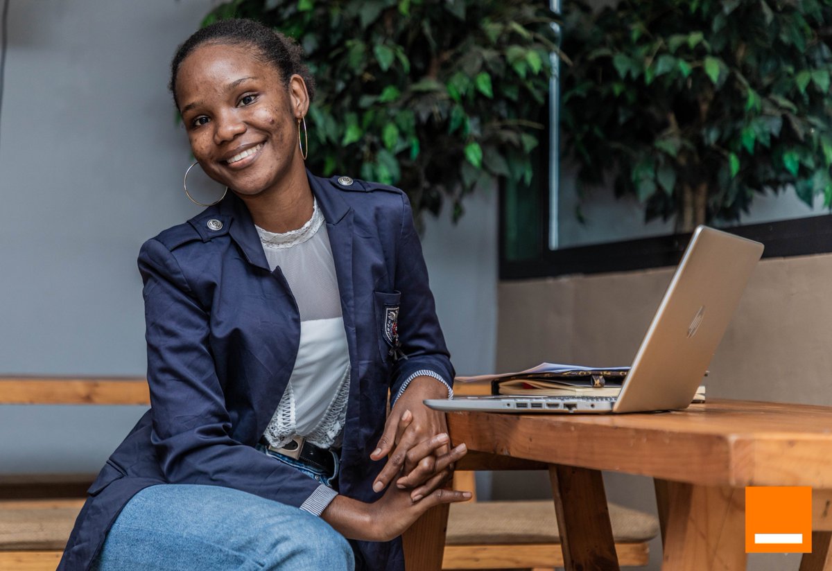 orangeguinee_gn's tweet photo. Mme. @Bmc_balde a choisi son métier de Community Manager par passion et cela lui réussit bien. Même diplômée, elle continue de se former en ligne pour consolider ses acquis. Pour cela, elle peut compter sur nos offres internet.
#OrangeVousAccompagne #PassionsGuinéennes https://t.co/5mlmAxVSeB
