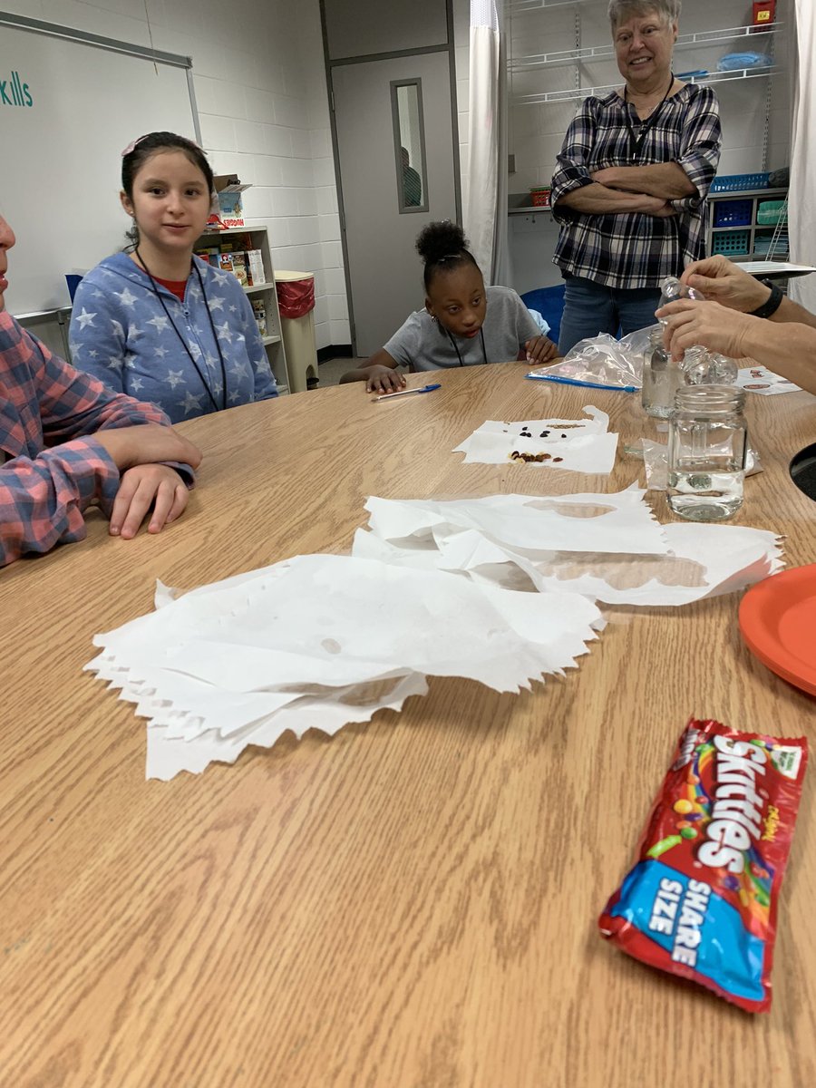 Dancing Raisin Experiment Today! In Mrs.Gierbolini Class <a href="/HumbleISD_TMS/">Timberwood Middle</a> #TMScriticalthinkers #TMScrestors