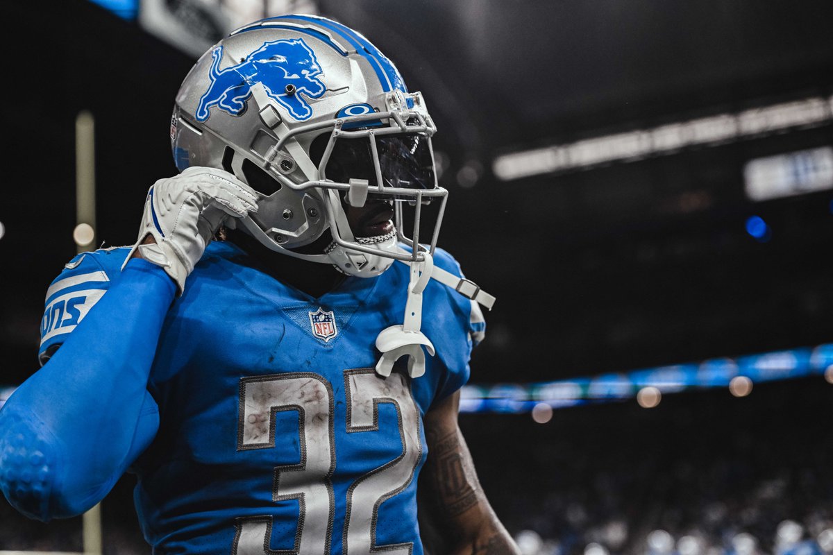 LionsPR's tweet photo. In Week 1, @Lions RB @DAndreSwift rushed 15 times for 144 yards (9.6 avg.) &amp; 1 TD.

Swift's 9.6 rushing average is a Lions single-game record (15 carry min.) &amp; leads the @NFL through Week 1.

Swift is tied for 2nd among all NFL RBs in scrimmage yds. (175) &amp; is 3rd in rushing yds. https://t.co/VGRlXGf4bE
