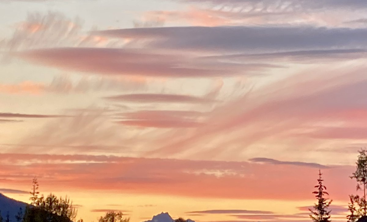 RobMaurer3's tweet photo. I’m lucky to have a teenager who treats my like a taxi. If I didn’t, I would miss out on sunsets like this. https://t.co/k708JOUNzV